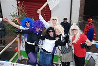 Bild in Gro�darstellung, weitere Faschingswagen beim Wombacher Faschingszug
