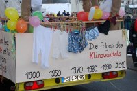 Bild in Gro�darstellung, zusammengeheierte Kl�assk�pf Faschingswagen beim Wombacher Faschingszug